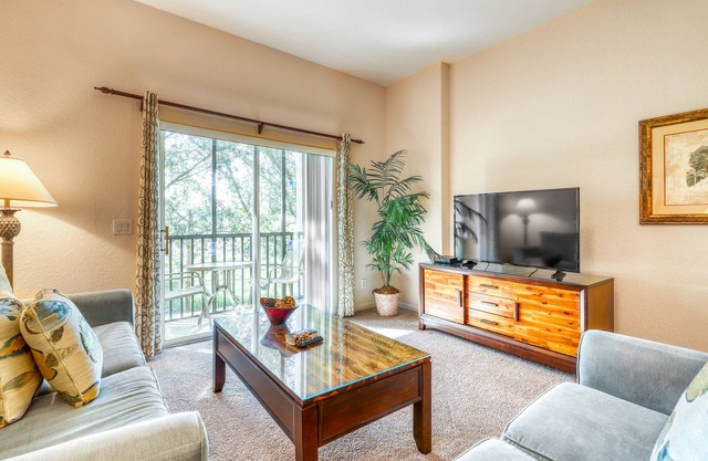 1st floor condo w/basketball court, patio, restaurant, sauna, tennis court