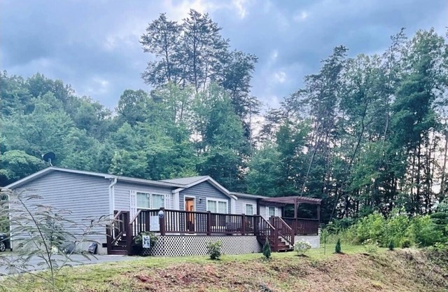 2.5 miles from casino.Mtn views.Cherokee Reservations. Now with Wi-Fi.