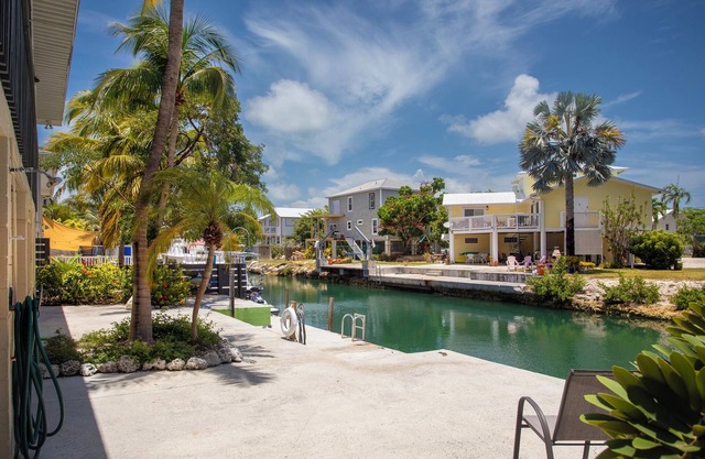 2 BD 2 BA canal front home minutes from Key West with parking & dock space