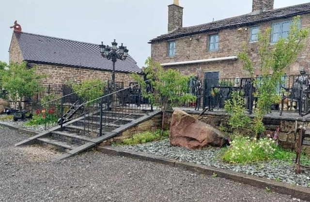 2 Bed Flat - Sleeps 4 - Patio - Parking - Wifi
