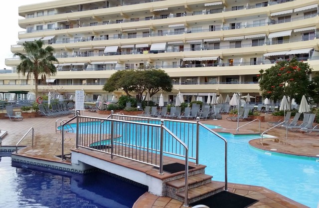 2 Bed Hotel Apt, Sleeps 4/6, Costa Adeje, 5 minutes walk to Beach, Shops & Bars
