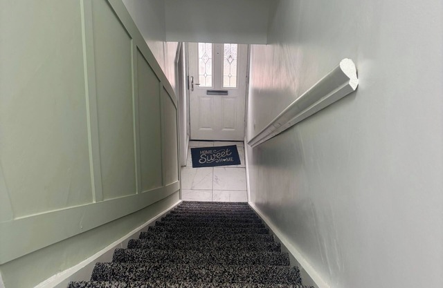 2 Bed House-sleeps 4-free Parking