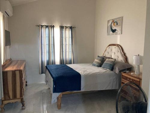 2-Bed - Sleeps 4 - 15 min Walk to Beach