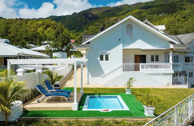 2 Bed Villa - Sleeps 4 - Pets - Pool - Garden