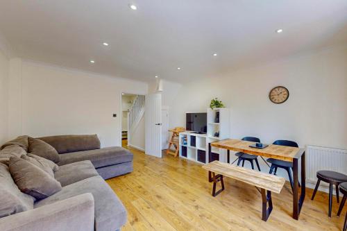 2 Bed with Garden & Free Parking near the Thames