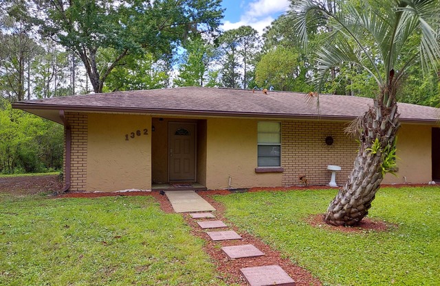 2 Bedroom, 1 Full Bath with fenced in yard. Close to Springs, Boat ramp & Beach.