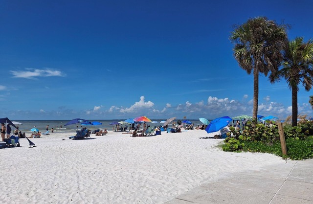 2 Bedroom 2 Bath cozy townhouse. Close to beaches, nightlife.