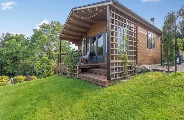 2 bedroom accommodation in Cefn Mawr, near Newtown