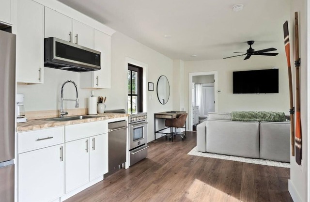 2 Bedroom Beacon Cottage 3 - Two bedrooms, one sleeper sofa and a kitchenette