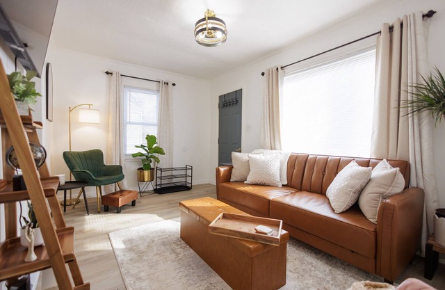 2-bedroom house in charming Aroma Park with AC, WiFi.