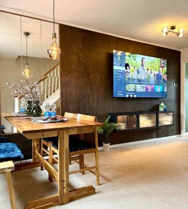 2 bedroom house near centre and private parking