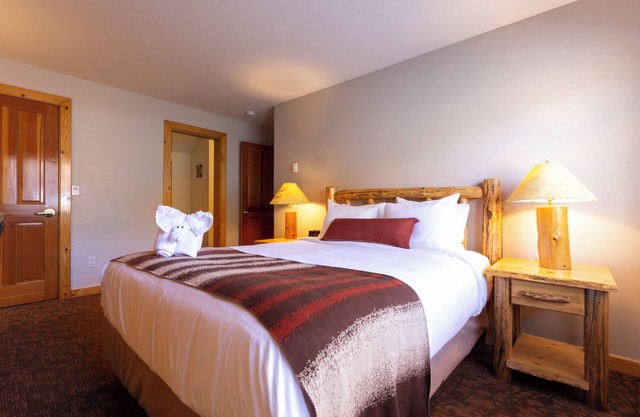 2 Bedroom Suite | Outdoor Spa Tub | Full Kitchen | Free Parking!