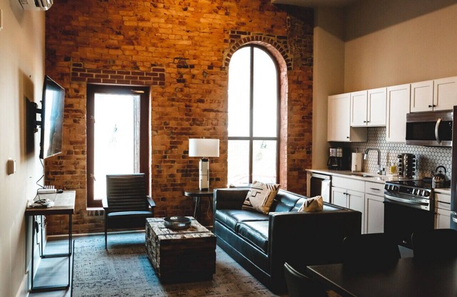 2 Bedroom Townhome, Sleeps 6, Full Kitchen, Downtown Historic Elkin