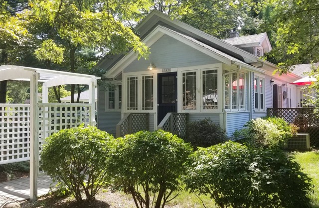 2 blocks to the beach and pet friendly. Memories are Made Here