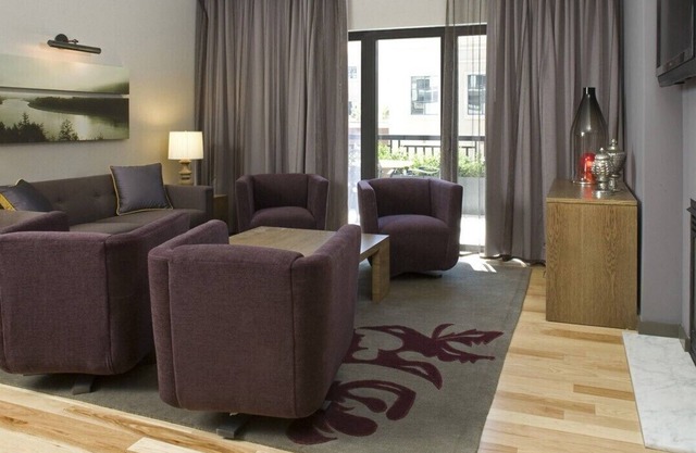 2 Connecting Suites at a 4⭐️ Hotel