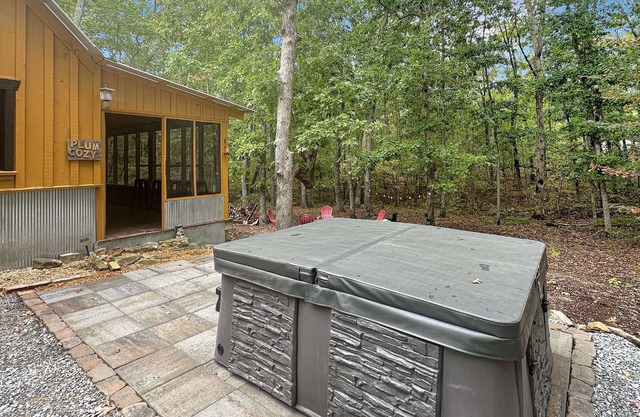 2 Family Cabins each have Hot Tub, Fire Pit & Screened in Porch - 2 miles to Cloudland Canyon Park