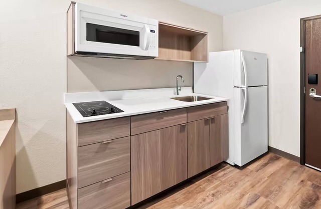 2 Furnished Rooms for Budget Travelers Near Greenville’s Popular Attractions