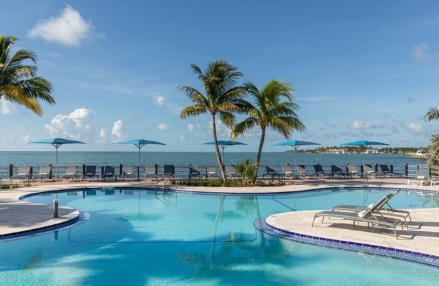 2 Guest Room, 2 Queens, Balcony, Free Parking, 3 Pools & Pet Friendly