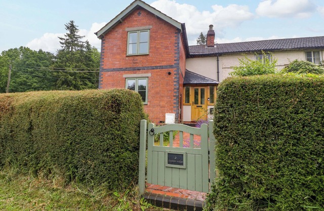 2 LOXTER VILLAS, pet friendly, character holiday cottage in Ledbury