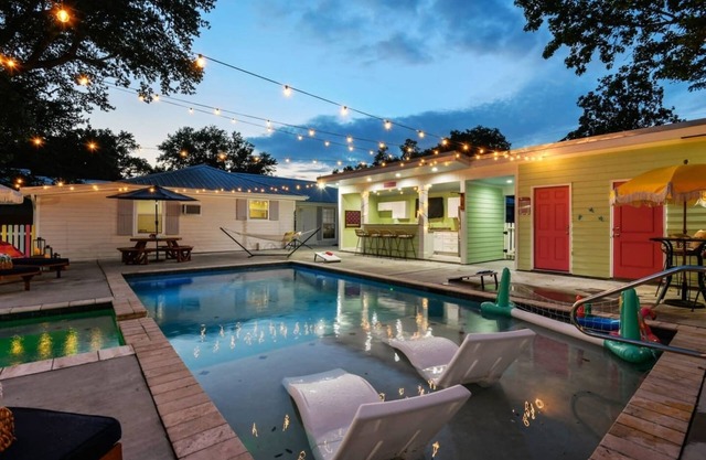 2 Luxe Chalets Pool Beach Parking Sleeps 12