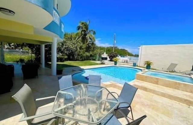 2 min walk to beach! Villa w/pool/hot tub/sleeps 10+
