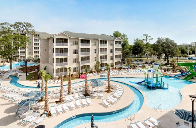 2 Minutes From the Beach! Outdoor Pool, waterside