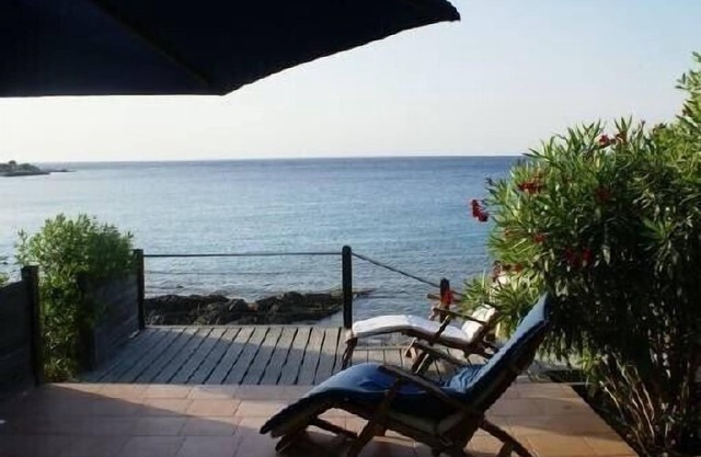 2 room bungalow, beachfront, unique, between Calvi and Ile Rousse