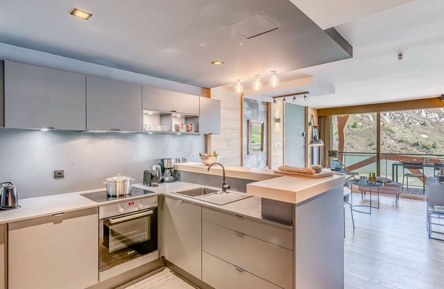 2-room cabin apartment for 5 people with balcony, Wifi, lake view, and hotel services