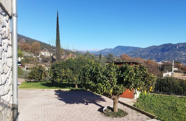 2 rooms, garden level in Provencal villa