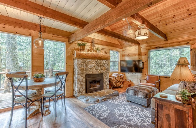 2-story mountain cabin with loft and fireplace, deck, streaming, washer/dryer