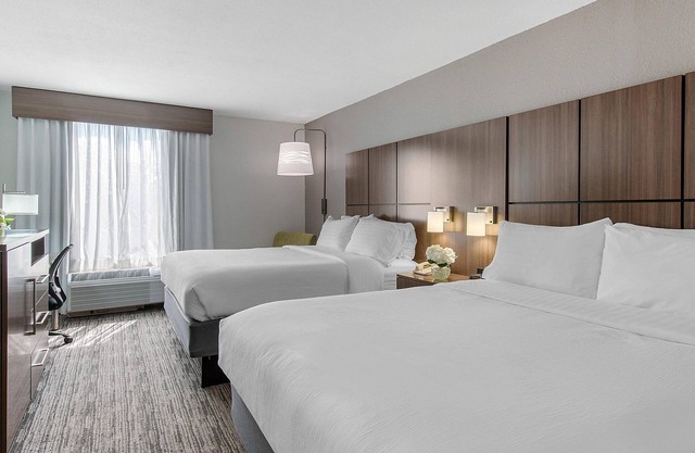 2 Units | Outdoor Pool | Fitness Center | Melbourne Stay