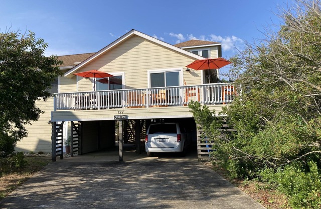 200yds to beach! In the center of Duck. Pets, hot tub, water view from top deck.