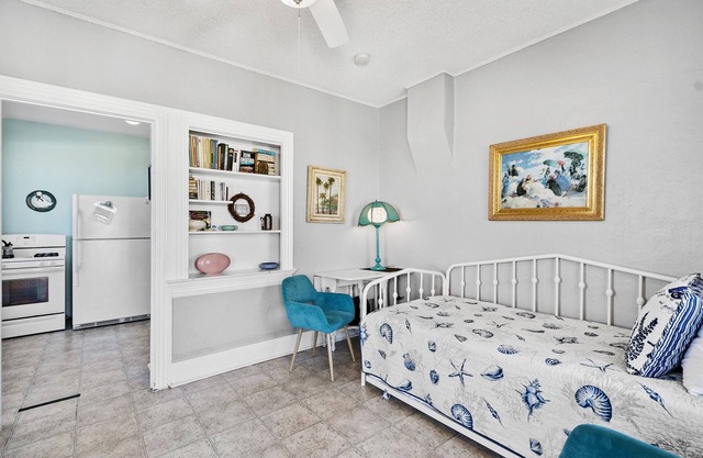 216WB: Budget-friendly Apartment in Victorian Triplex, 2 Blocks from Beach + WIF