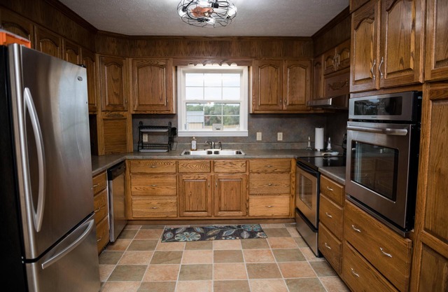 2300 sq ft home nestled in NE Alabama. Pet friendly! Hot tub! Game Room!