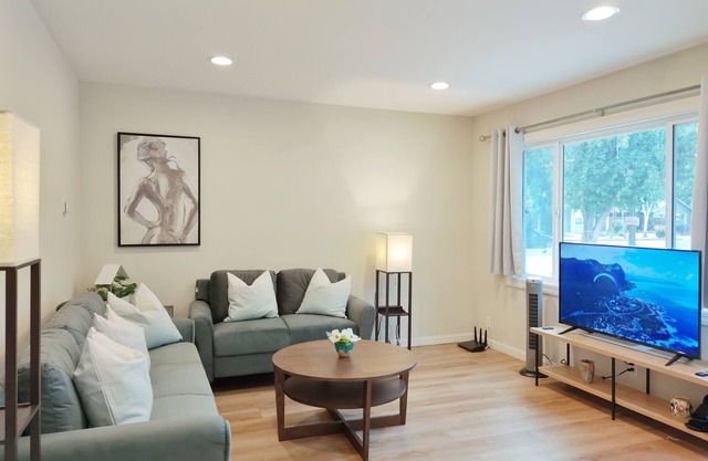 261-6 Cozy 2-Bedroom Apartment near Downtown Mountain View