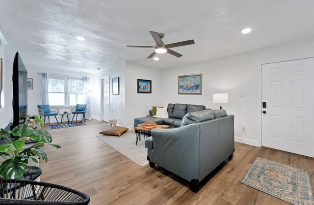 2BR Chic’s Beach Gem Walk to Shore Dogs OK