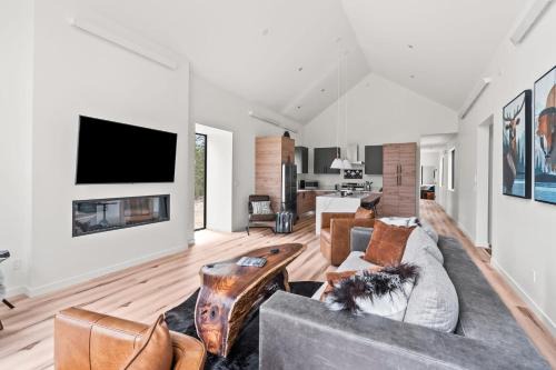 2BR Mountain View Retreat - Near Twin Lakes