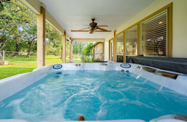 2br Texas Countryside Home w/Hot Tub!