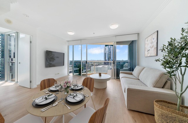 2BR unit with City& River views with free Parking!