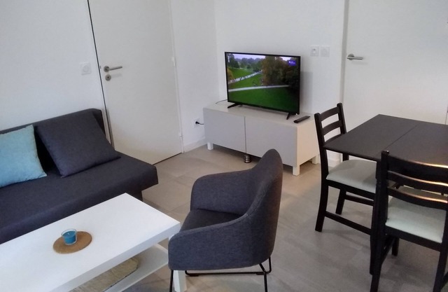 2p air-conditioned apartment in quiet residence with small garden