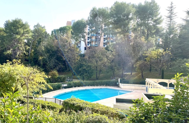 2P GARAGE SWIMMING POOL TENNIS