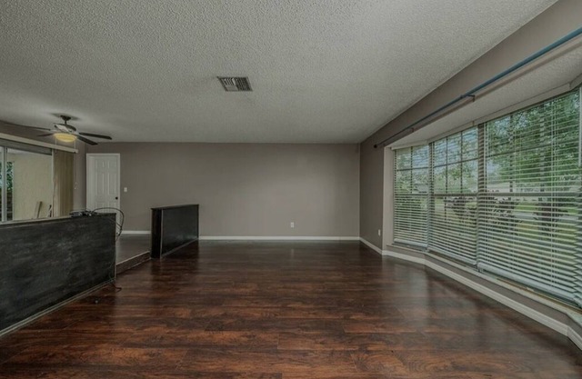 3/2 home in tranquil Sebring with AC, and close to beautiful Lake Jackson!