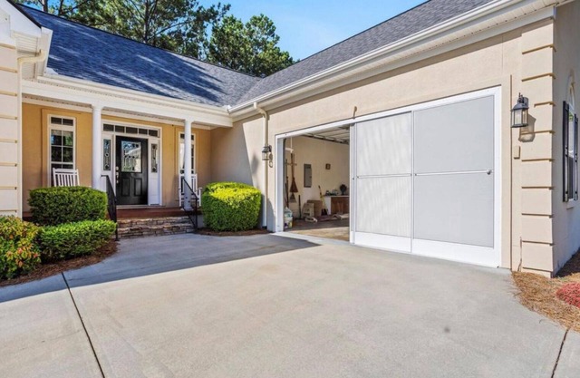 3/2 house on Tara Golf Course in charming McCormick with WiFi, fitness room, AC