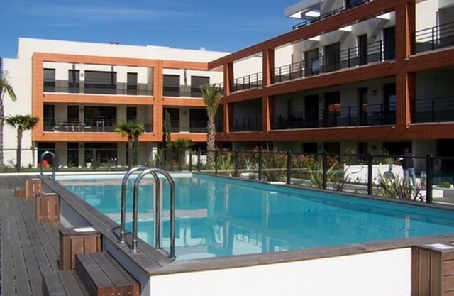 3 air-conditioned rooms in residence with swimming pool 2 steps from the beaches