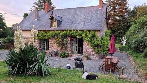 3 Bed Cottage Sleeps 6 - Enclosed Patio -Fireplace