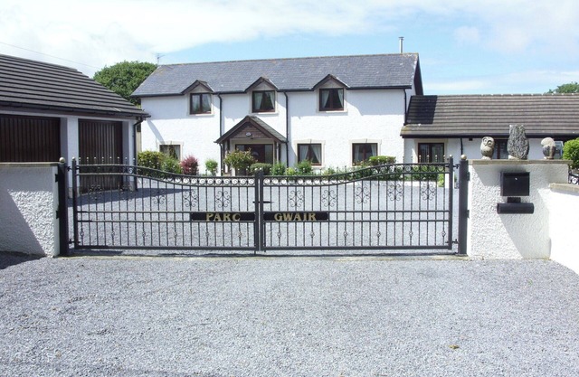 3 Bed Cottage-Sleeps 6-Garden-Hot Tub-Games Room