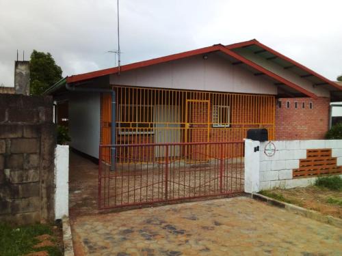 3 Bed House - Sleeps 4 - Parking - Wifi