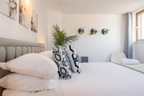 3 Bed Luxury Property in Chelsea, 2 King Size Bed, 1 Double Bed, ideal for families