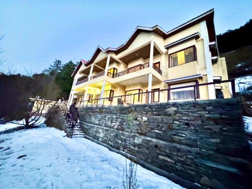 3 Bed Room Villas The Kufri Mansion I Vacations I Conference I MICE I Family Events I Open Air Terrace I Sky Bonfire I Charvi Retreat by Exotic Stays
