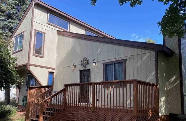 3 bedroom 2 full bathroom cottage by the lake